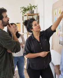 Responsable de equipo y fundador revisan un plan de trabajo