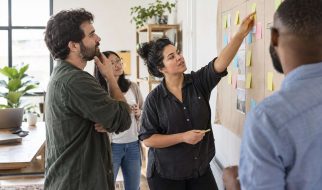 Responsable de equipo y fundador revisan un plan de trabajo
