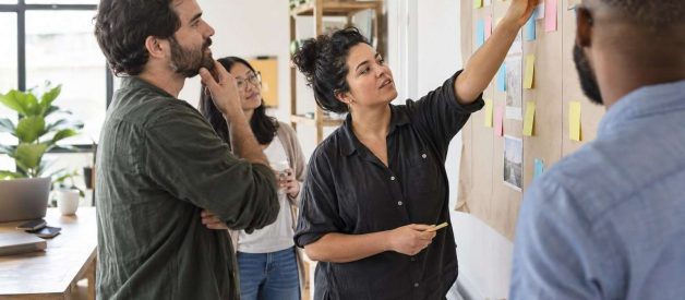 Responsable de equipo y fundador revisan un plan de trabajo